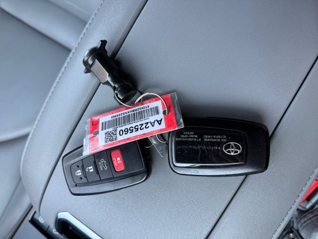 Used 2022 Toyota Highlander XLE AWD/4WD image 16
