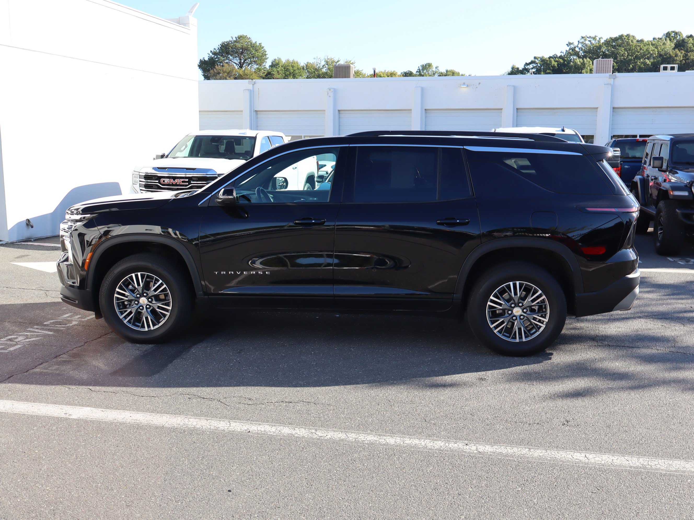 Used 2025 Chevrolet Traverse LT FWD image 7