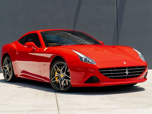 Used 2016 Ferrari California T RWD image 5