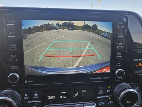 Used 2020 Toyota Highlander XLE image 21