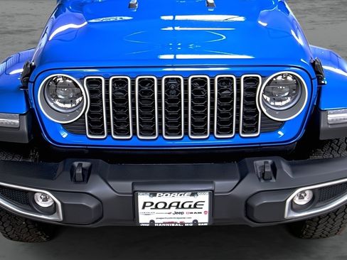 Used 2025 Jeep Wrangler Unlimited Sahara AWD/4WD image 16