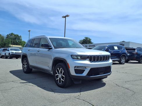 Used 2025 Jeep Grand Cherokee Limited w/ Luxury Tech Group II RWD image 19