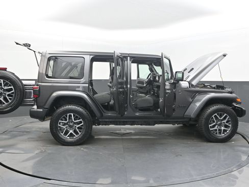 Used 2025 Jeep Wrangler Unlimited Sahara AWD/4WD image 47