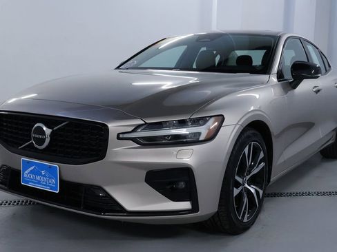 Used 2024 Volvo S60 B5 Core image 3