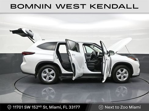Used 2025 Toyota Highlander LE image 29