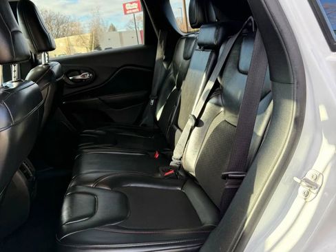 Used 2020 Jeep Cherokee Trailhawk image 12