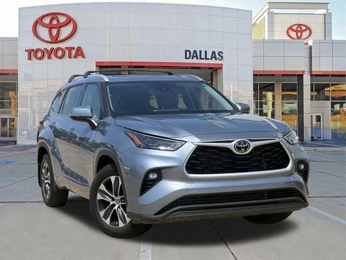 Used 2022 Toyota Highlander XLE FWD image 1