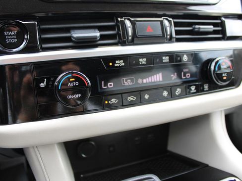 Used 2025 Nissan Pathfinder SL AWD/4WD image 30