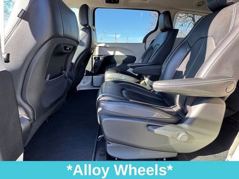 Used 2022 Chrysler Pacifica Touring-L image 19