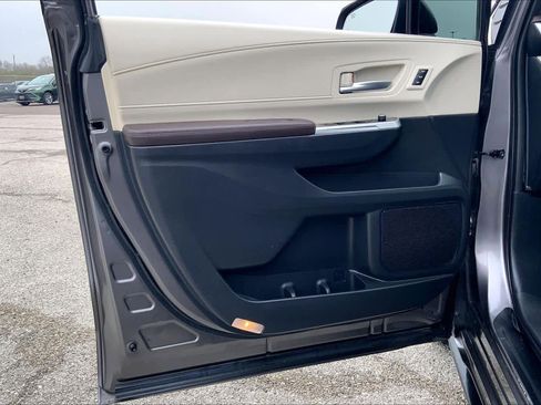 Used 2023 Toyota Sienna Platinum image 21