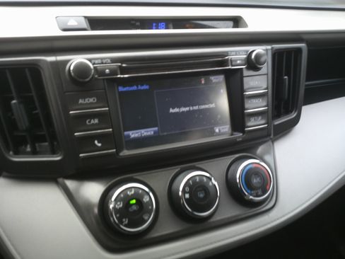 Used 2015 Toyota RAV4 LE AWD/4WD image 17