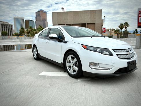 Used 2014 Chevrolet Volt FWD image 10