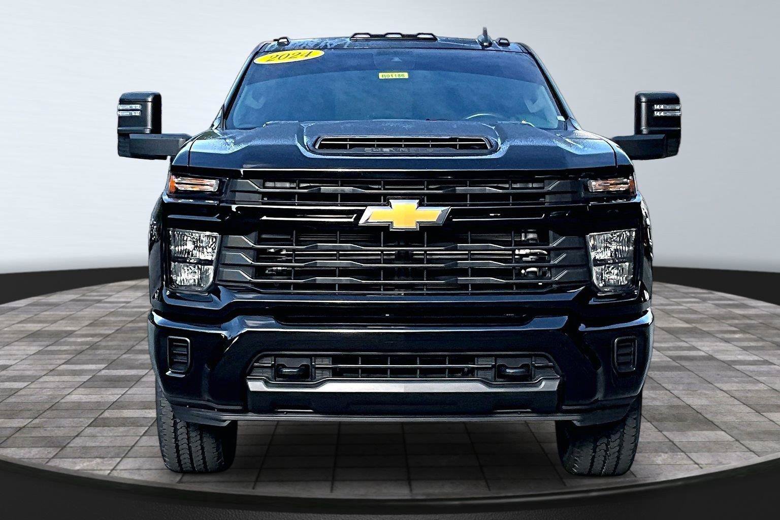 Used 2024 Chevrolet Silverado 2500 Custom w/ Custom Value Package AWD/4WD image 2