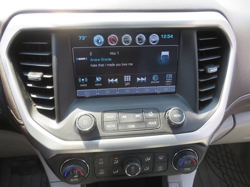 Used 2018 GMC Acadia SLT w/ LPO, Black Accent Package AWD/4WD image 17