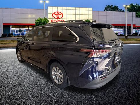 Used 2025 Toyota Sienna XLE AWD/4WD image 3