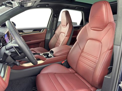 Used 2025 Porsche Cayenne Turbo image 44