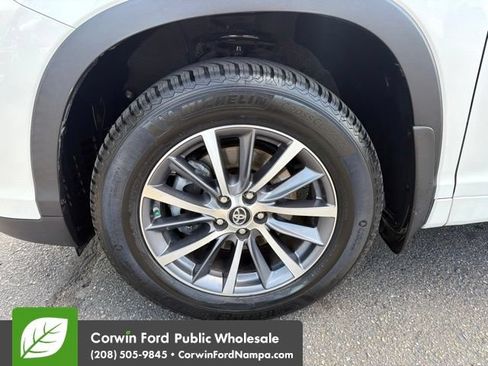 Used 2018 Toyota Highlander XLE AWD/4WD image 9