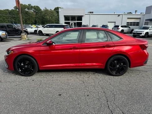 Certified 2025 Volkswagen Jetta SE FWD image 8