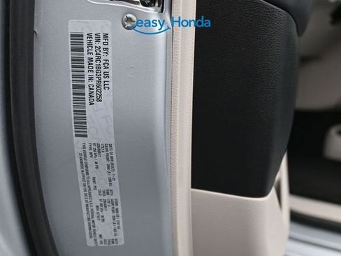 Used 2023 Chrysler Pacifica Touring-L FWD image 18