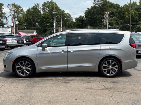Used 2017 Chrysler Pacifica Limited FWD image 5