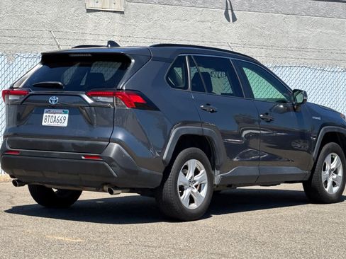 Used 2020 Toyota RAV4 LE AWD/4WD image 3