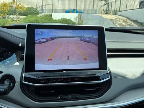 Used 2025 Jeep Compass Limited image 24