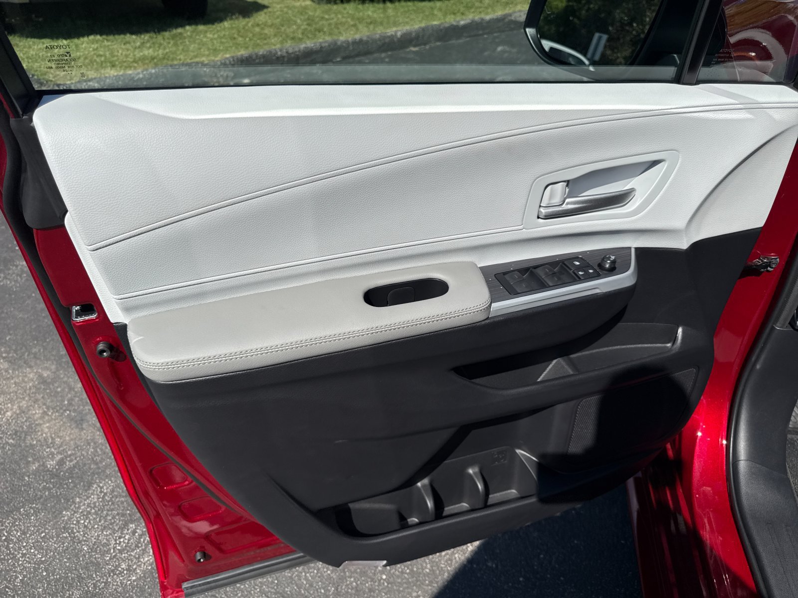 Used 2026 Toyota Sienna XLE FWD image 11