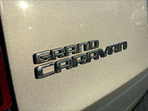 Used 2019 Dodge Grand Caravan SE w/ UConnect Hands-Free Group image 26