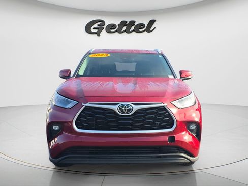 Used 2023 Toyota Highlander XLE FWD image 2