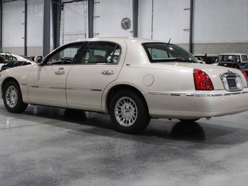 Used 1999 Lincoln Town Car Cartier RWD image 22