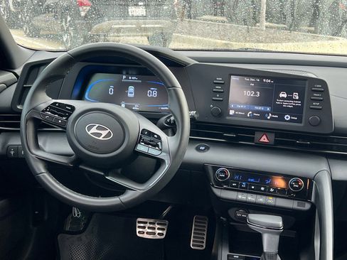 Certified 2025 Hyundai Elantra Sport image 19