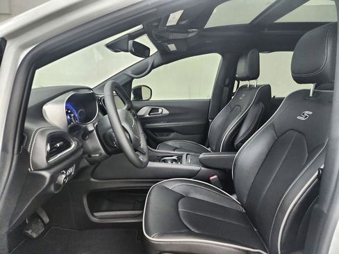 New 2026 Chrysler Pacifica Limited image 18