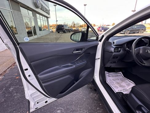 Used 2018 Toyota C-HR image 11