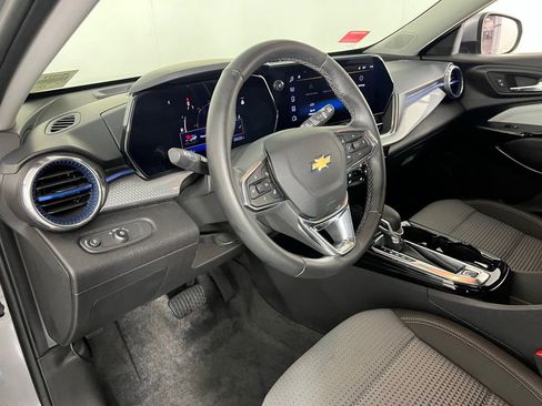 Used 2025 Chevrolet Trax LT w/ LT Convenience Package image 21