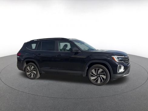 Used 2025 Volkswagen Atlas SE image 2