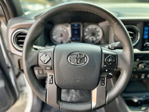 Used 2018 Toyota Tacoma TRD Off-Road AWD/4WD image 40