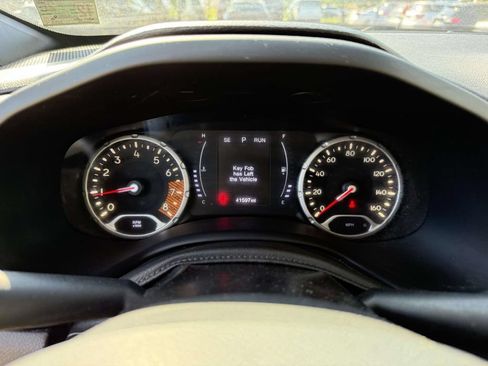 Used 2019 Jeep Renegade Latitude AWD/4WD image 24