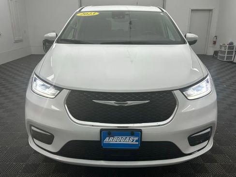Used 2023 Chrysler Pacifica Touring-L image 19
