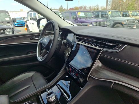 Used 2024 Jeep Grand Cherokee L Limited image 12