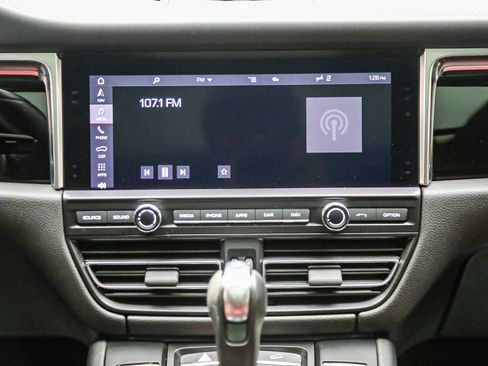 Used 2021 Porsche Macan AWD/4WD image 19