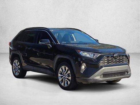 Used 2021 Toyota RAV4 XLE Premium image 3
