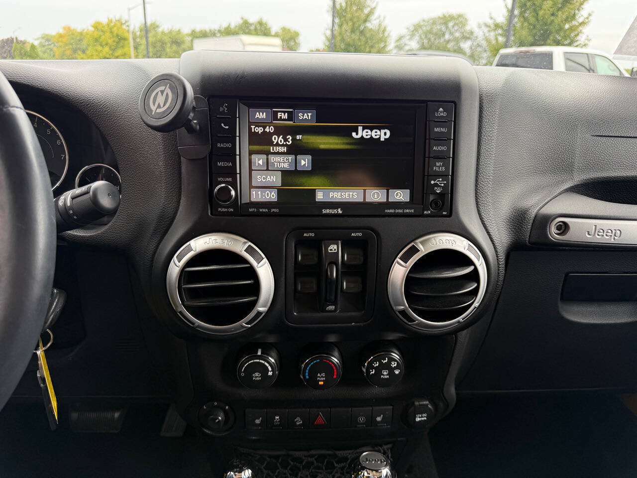 Used 2015 Jeep Wrangler Unlimited Rubicon w/ Connectivity Group AWD/4WD image 15