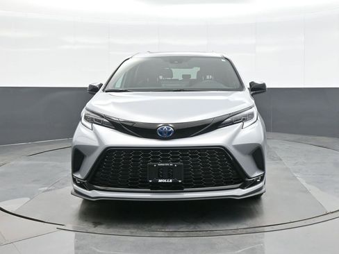 Used 2025 Toyota Sienna XSE image 2