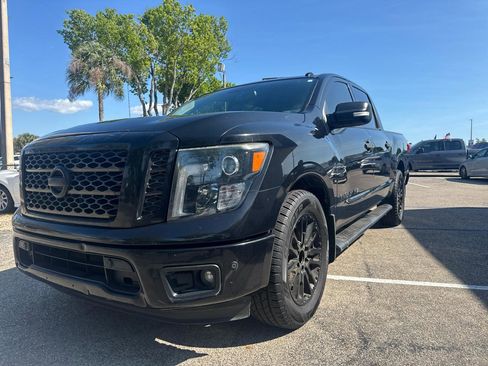Used 2018 Nissan Titan SV w/ SV Convenience Package RWD image 2
