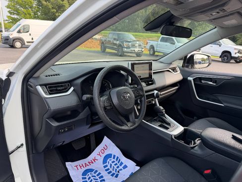 Used 2025 Toyota RAV4 XLE FWD image 30
