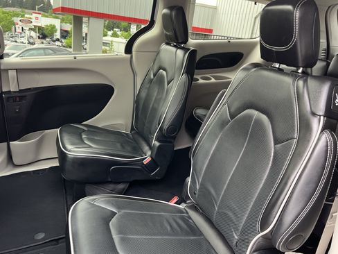 Used 2024 Chrysler Pacifica Limited FWD image 15