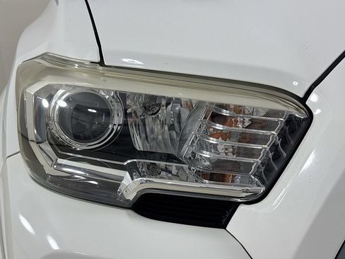 Used 2018 Toyota Tacoma SR5 AWD/4WD image 34