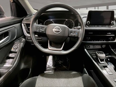 Used 2025 Nissan Rogue SV image 5