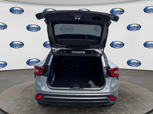 Used 2024 Chevrolet Trax RS w/ Sunroof Package FWD image 9