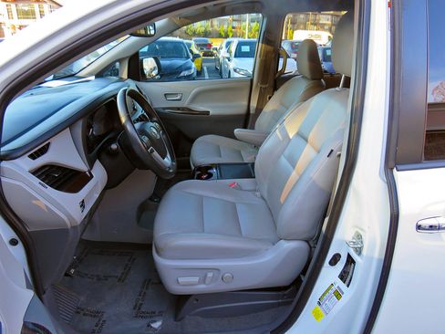 Used 2020 Toyota Sienna XLE image 11